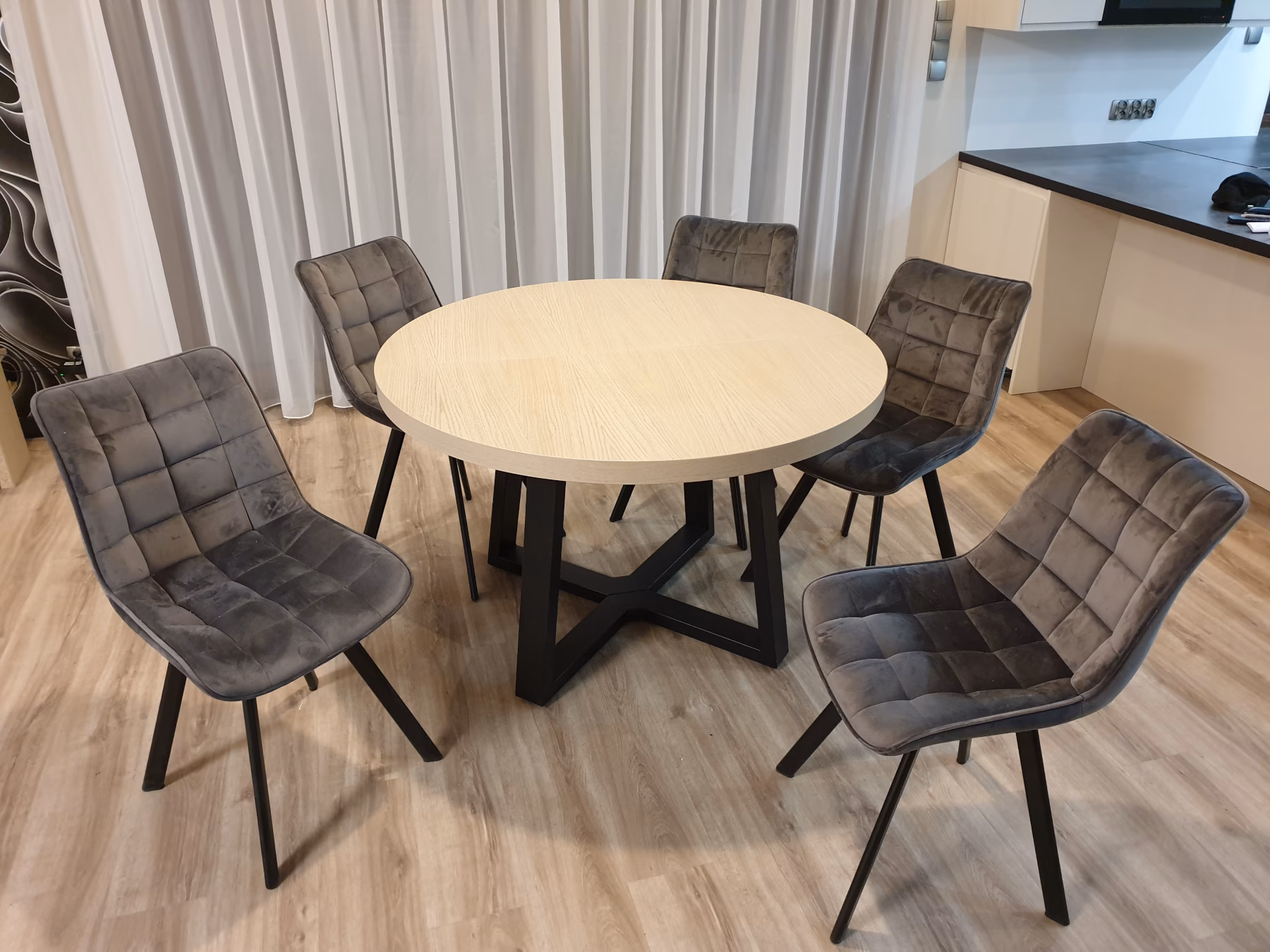 przykład stołu xavier z cieńszym blatem